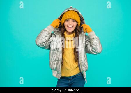 felicità dell'infanzia. ragazza pronta per l'inverno. abbigliamento imbottito. cura di te in tempo freddo. bambino felice in abiti invernali caldi. moda stagionale per bambini. accogliente e confortevole. Prima della celebrazione. Foto Stock