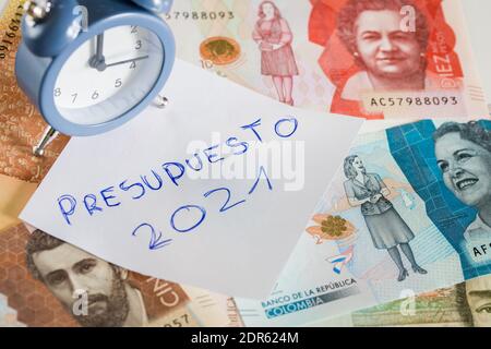 Iscrizione manoscritta su un foglio di carta in spagnolo "Presupuesto 2021" che indica il bilancio nazionale nel nuovo anno. Il denaro colombiano e il blocco allarme Foto Stock
