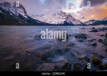 Scena invernale - Lago superiore Kananaskis, Alberta, Canada Foto Stock