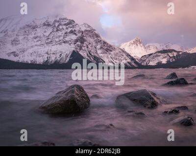 Scena invernale - Lago superiore Kananaskis, Alberta, Canada Foto Stock