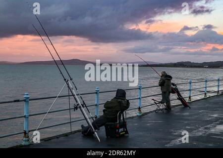 Morecambe, Lancashire, Regno Unito. 20 dicembre 2020. Due pescatori che pescano l'alta marea a Morecambe Credit: PN News/Alamy Live News Foto Stock