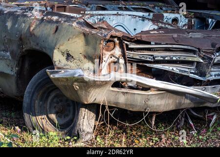 Dettaglio di una vecchia auto abbandonata rotta e danneggiata pneumatico Foto Stock