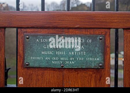 Firma su una panchina memoriale per artiste Gartie Gitana sala musica su Princes Street, Edimburgo, Scozia, Regno Unito. Foto Stock