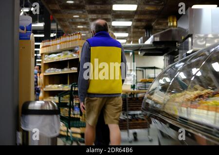 Gli amanti dello shopping potranno fare acquisti nel mercato locale Whole Foods Market di Lansdowne, Ottawa, Ontario, Canada. Shorts in inverno. Solo in Canada. Foto Stock