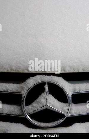 Cofano auto coperto di neve e griglia del radiatore con emblema Mercedes Benz. Ottawa, Ontario, Canada. Foto Stock