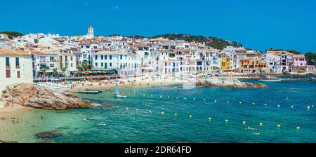 Calella de Palafrugell, tradizionale villaggio di pescatori imbiancato e una popolare destinazione turistica e di viaggio sulla Costa Brava, Catalogna, Spagna Foto Stock