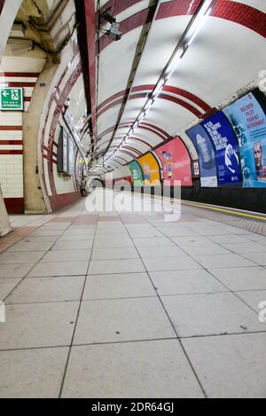 Il primo giorno di Tier 4 covid19 restrizioni. Il governo ordina alle persone di rimanere a casa. La piattaforma della stazione della metropolitana di Hampstead è vuota senza passeggeri. Londra. Foto Stock