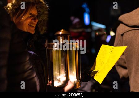 Cradley, West Midlands, Regno Unito. 20 dicembre 2020. I fedeli si riuniscono fuori dalla chiesa di San Pietro a Cradley, West Midlands, per un servizio di carol all'aperto in una fredda serata. Credit: Peter Lopeman/Alamy Live News Foto Stock