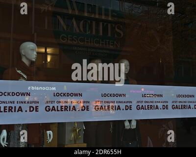 Vetrata del grande magazzino chiuso Galeria Kaufhof in via dello shopping Königstraße durante la chiusura Covid-19 con riflessi su vetro. Foto Stock