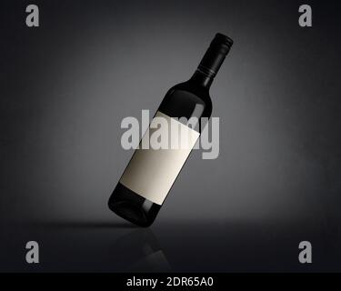 Closeup di bottiglia nera di vino mockup su una scrivania e sfondo scuro. Svuotare il modello di etichetta in carta bianca per inserire il marchio o il design Foto Stock