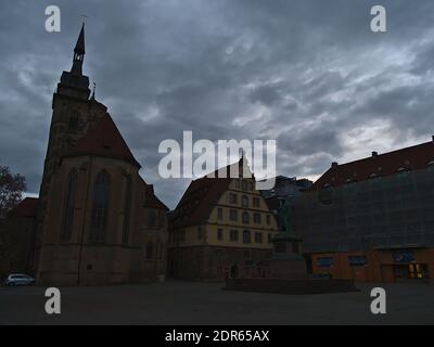 Vista di piazza Schillerplatz in serata con la famosa chiesa Stiftskirche e gli edifici storici nel giorno nuvoloso invernale. Foto Stock