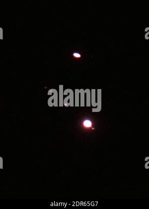 Shellness, Kent, Regno Unito. 20 dicembre 2020. Saturno (in alto) visto vicino a Giove (in basso con le lune) in Shelllness, Kent il giorno prima della 'Stella di Natale'. Credit: James Bell/Alamy Live News Foto Stock