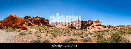 Il Valley of Fire state Park si trova nella contea di Clark, Nevada USA, e si estende su 40,000 acri di pietra arenaria rossa brillante in netto contrasto con il de Foto Stock