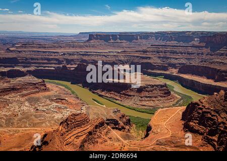 Dead Horse Point State Park in Utah offre un drammatico si affacciano del Fiume Colorado e il Parco Nazionale di Canyonlands. Foto Stock