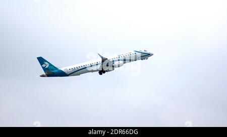 MONACO di BAVIERA, GERMANIA - 11 OTTOBRE 2015: Jet Plane Embraer e-Jet ERJ-195 di Air Dolomiti le compagnie aeree italiane decollano da Monaco passeggeri internazionali Foto Stock