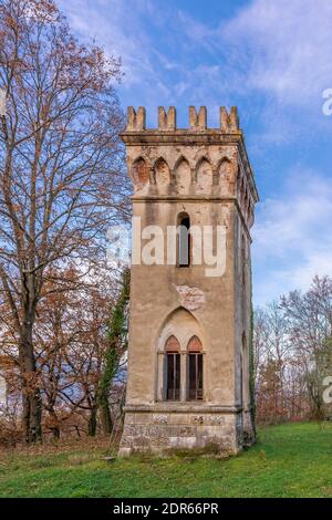 Antica torre di guardia nelle vicinanze della città toscana di Bientina, con colori autunnali sugli alberi circostanti Foto Stock
