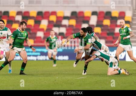 Brentford, Regno Unito. 06 dicembre 2020. Curtis Rona di Londra Irish passa la palla durante la partita della European Rugby Challenge Cup al Brentford Community Stadium di Brentford (Foto di Juan Gasparini/Focus Images /Sipa USA) 20/12/2020 Credit: Sipa USA/Alamy Live News Foto Stock