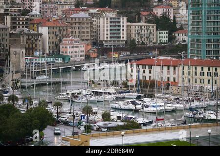 SAVONA, ITALIA – 10 APRILE 2018: Più barche in porto in una giornata di pioggia. Vista dall'alto del porto di Savona. Foto Stock