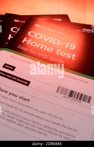La guida passo passo NHS ai test domestici per Covid 19. Foto Stock