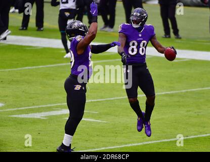 Baltimora, Stati Uniti. 20 dicembre 2020. Il Baltimore Ravens' Dez Bryant (88) festeggia con Matthew Judon (99) dopo un passaggio di touchdown contro i Jacksonville Jaguars durante la prima metà allo M&T Bank Stadium di Baltimora, Maryland, domenica 20 dicembre 2020. Foto di David Tulis/UPI Credit: UPI/Alamy Live News Foto Stock