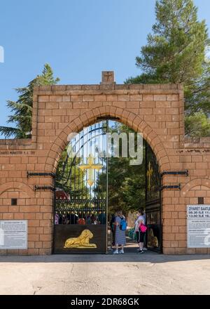 Midyat, Mardin, Turchia - Settembre 17 2020: Turisti all'ingresso del Monastero di Mor Gabriel Foto Stock