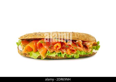 Sandwich con salmone e formaggio spalmabile su bianco Foto Stock