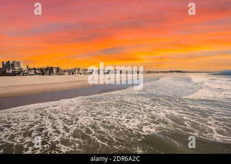 Vista della famosa Venice Beach con il cielo all'alba a Los Angeles, California. Foto Stock