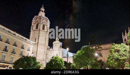 Una bella vista notturna della cattedrale di Valencia, Spagna Foto Stock