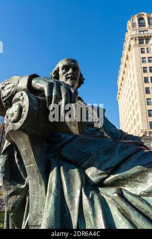 Chicago, Illinois / Stati Uniti - 9 dicembre 2020: Monumento a William Shakespeare dell'artista William Ordway Partridge in Lincoln Park. Foto Stock