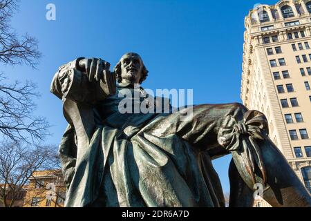 Chicago, Illinois / Stati Uniti - 9 dicembre 2020: Monumento a William Shakespeare dell'artista William Ordway Partridge in Lincoln Park. Foto Stock