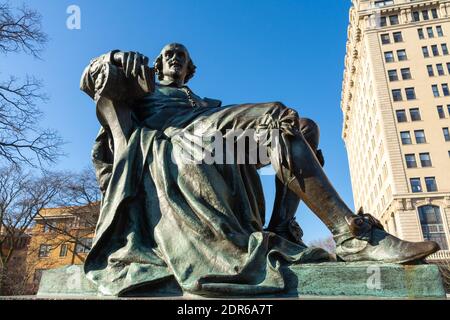 Chicago, Illinois / Stati Uniti - 9 dicembre 2020: Monumento a William Shakespeare dell'artista William Ordway Partridge in Lincoln Park. Foto Stock