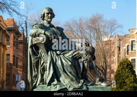 Chicago, Illinois / Stati Uniti - 9 dicembre 2020: Monumento a William Shakespeare dell'artista William Ordway Partridge in Lincoln Park. Foto Stock