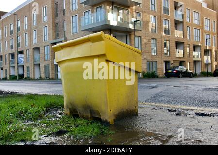 Contenitore di sale con grana gialla lato della strada a Londra. L'Inghilterra spesso lotta per far fronte a scatti freddi e strade ghiacciate a causa della carenza di sale. Foto Stock