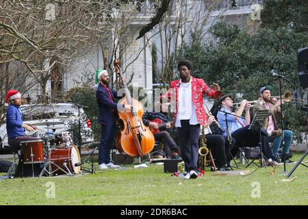 New Orleans, Stati Uniti. 20 dicembre 2020. I musicisti si esibiscono durante un concerto jazz all'aperto a New Orleans, Louisiana, Stati Uniti, il 19 dicembre 2020. Un concerto jazz all'aperto si è tenuto a New Orleans la domenica, attirando molte persone. Credit: LAN Wei/Xinhua/Alamy Live News Foto Stock