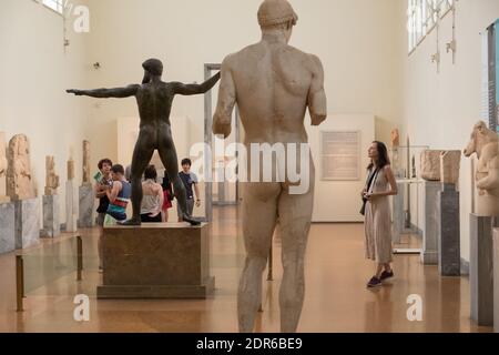 Museo Archeologico Nazionale che include la statua di bronzo di Poseidone d'Artemision, Atene, Grecia. Foto Stock