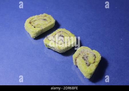 Tre marmellate di pastiglia cipolle turche rickety giacciono in fila su uno sfondo blu di una copia dello spazio. Foto Stock