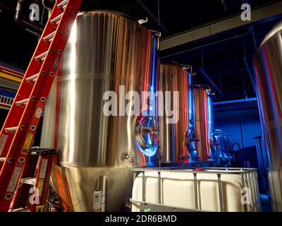 All'interno di una piccola fabbrica di birra artigianale in Nord America Foto Stock