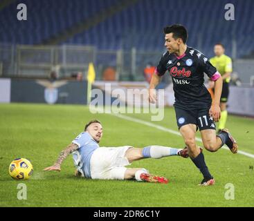 Roma, Lazio, Italia. 20 dicembre 2020. Hirving Lozano di Napoli salta con Stefan Radu del Lazio.durante la Serie Italiana UNA partita di calcio SS Lazio vs SSC Napoli il 20 dicembre 2020 allo stadio Olimpico di Roma. Credit: Fabio Sasso/ZUMA Wire/Alamy Live News Foto Stock