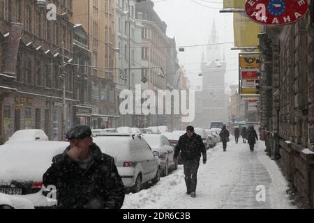 Pedoni raffigurati in forte nevicata in via Jindřišská a Nové Město (Città Nuova) a Praga, Repubblica Ceca. Foto Stock