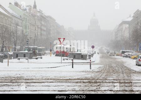 La nevicata pesante sul Museo Nazionale (Národní muzeum) in Piazza Venceslao (Václavské náměstí) a Nové Město (Città Nuova) a Praga, Repubblica Ceca. Foto Stock