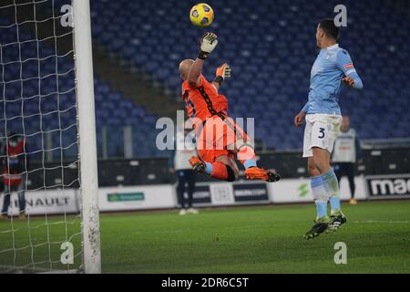 Roma, Lazio, Italia. 20 dicembre 2020. Manuel Reina del Lazio salva un colpo da Fabian Ruiz di Napoli negandogli il goal.durante la Serie Italiana A Football Match SS Lazio vs SSC Napoli il 20 dicembre 2020 allo stadio Olimpico di Roma. Credit: Fabio Sasso/ZUMA Wire/Alamy Live News Foto Stock