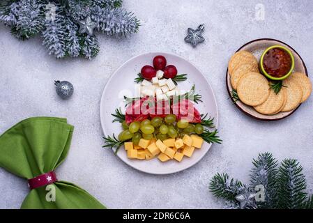 Piatto di formaggio con salame a forma di albero. Foto Stock
