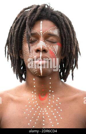 Ritratto di un uomo con pittura geometricamente etnica del volto Foto Stock