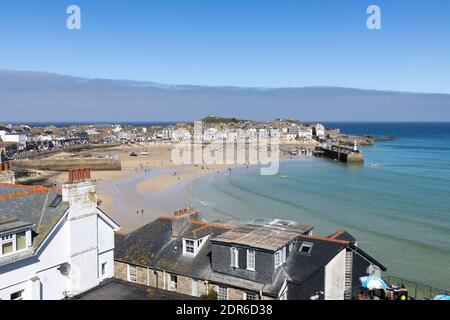 Vista sulla città di St Ives e sul suo porto in un’estate soleggiata con la marea out Foto Stock