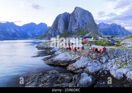 Famosa attrazione turistica Hamnoy villaggio di pescatori sulle isole Lofoten, Norvegia con case di rorbu rosso, in estate Foto Stock