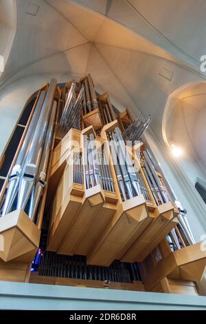 Guardando in su all'organo di tubo all'interno della chiesa di Hallgrimur (Hallgrímskirkja), Reykjavik Islanda costruita da Johannes Klais Foto Stock