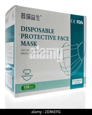 Winneconne, WI -17 Dicembre 2020: Un pacchetto di maschera protettiva monouso FDA su uno sfondo isolato. Foto Stock