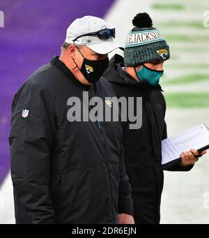 Baltimora, Stati Uniti. 20 dicembre 2020. L'allenatore Doug Marrone di Jacksonville Jaguars lascia il campo dopo una sconfitta del 40-14 ai Baltimore Ravens allo stadio M&T Bank di Baltimora, Maryland, domenica 20 dicembre 2020. Foto di David Tulis/UPI Credit: UPI/Alamy Live News Foto Stock