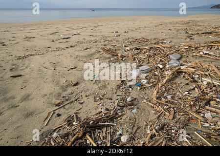 Micro rifiuti plastici scarico sulla costa oceanica mare, ecosistema inquinato dopo una tempesta Foto Stock
