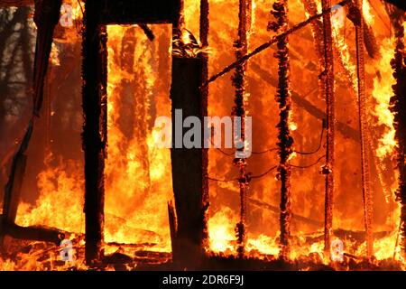 Garage incendio perdita totale. Nessuno ferito. Foto Stock